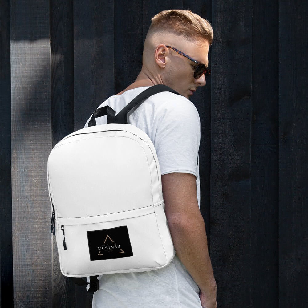 Junger Mann trägt einen weißen alltagsrucksack mit laptopfach, ideal für Alltag, Arbeit und Freizeit.