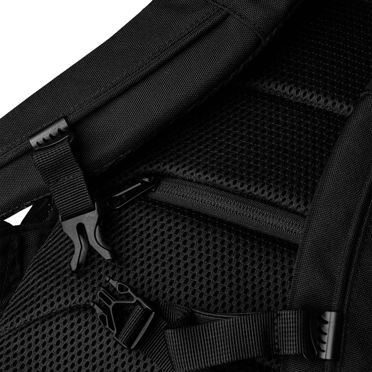 Detailaufnahme des praktischen Allzweck-Rucksacks mit gepolstertem Schultergurt und moderner Ausstattung.